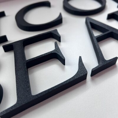 Personalisierte 3D-Wandbuchstaben in Schwarz