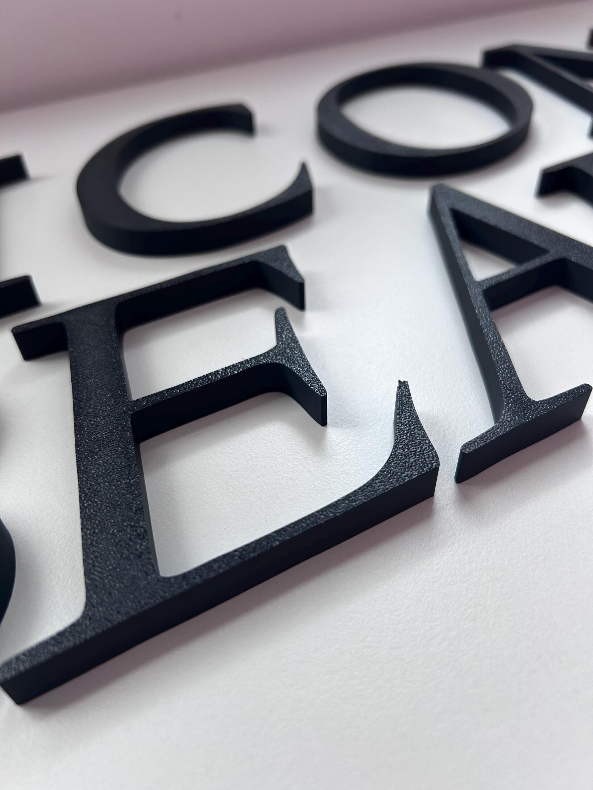 Personalisierte 3D-Wandbuchstaben in Schwarz