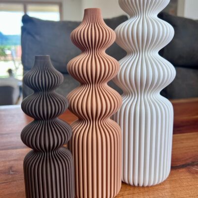 Japandi Design-Vase mit Wellenstruktur