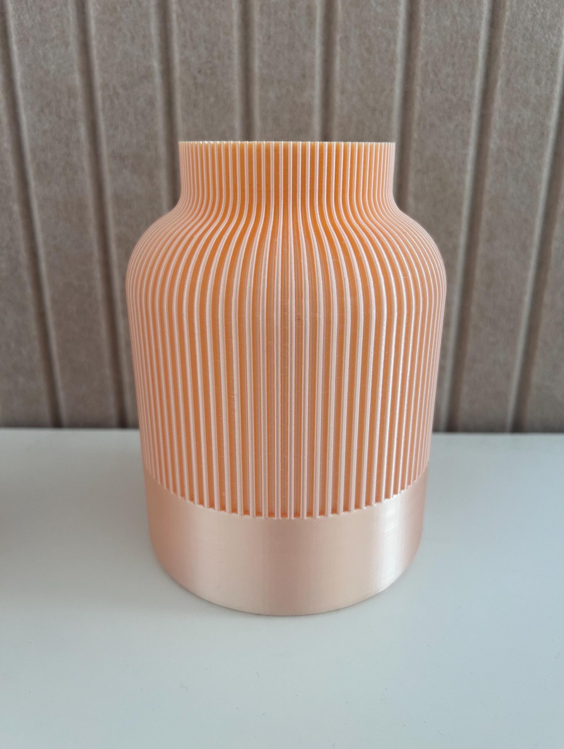 Zweifarbige geriffelte Design-Vase – Bild 9