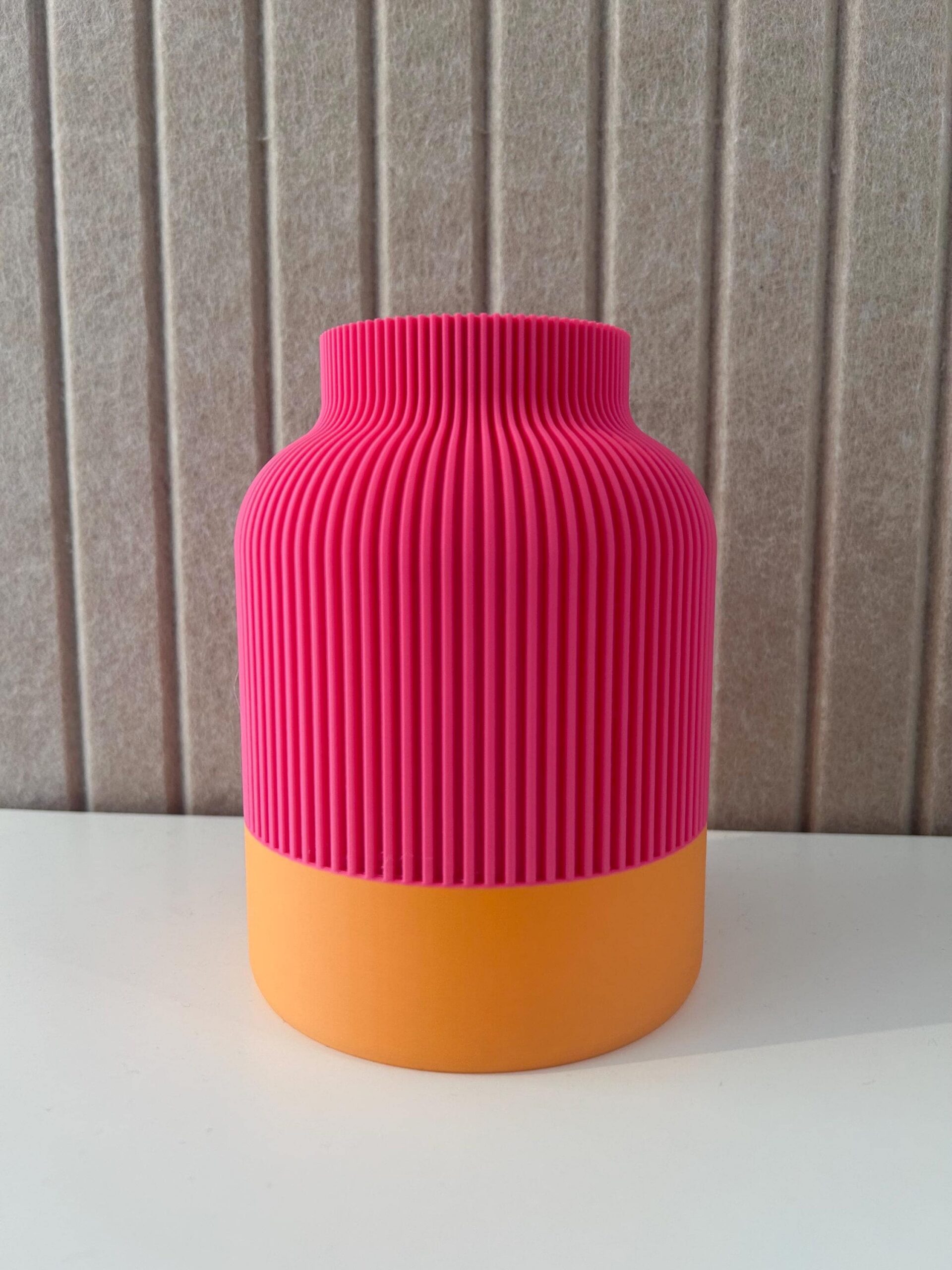Zweifarbige geriffelte Design-Vase – Bild 5