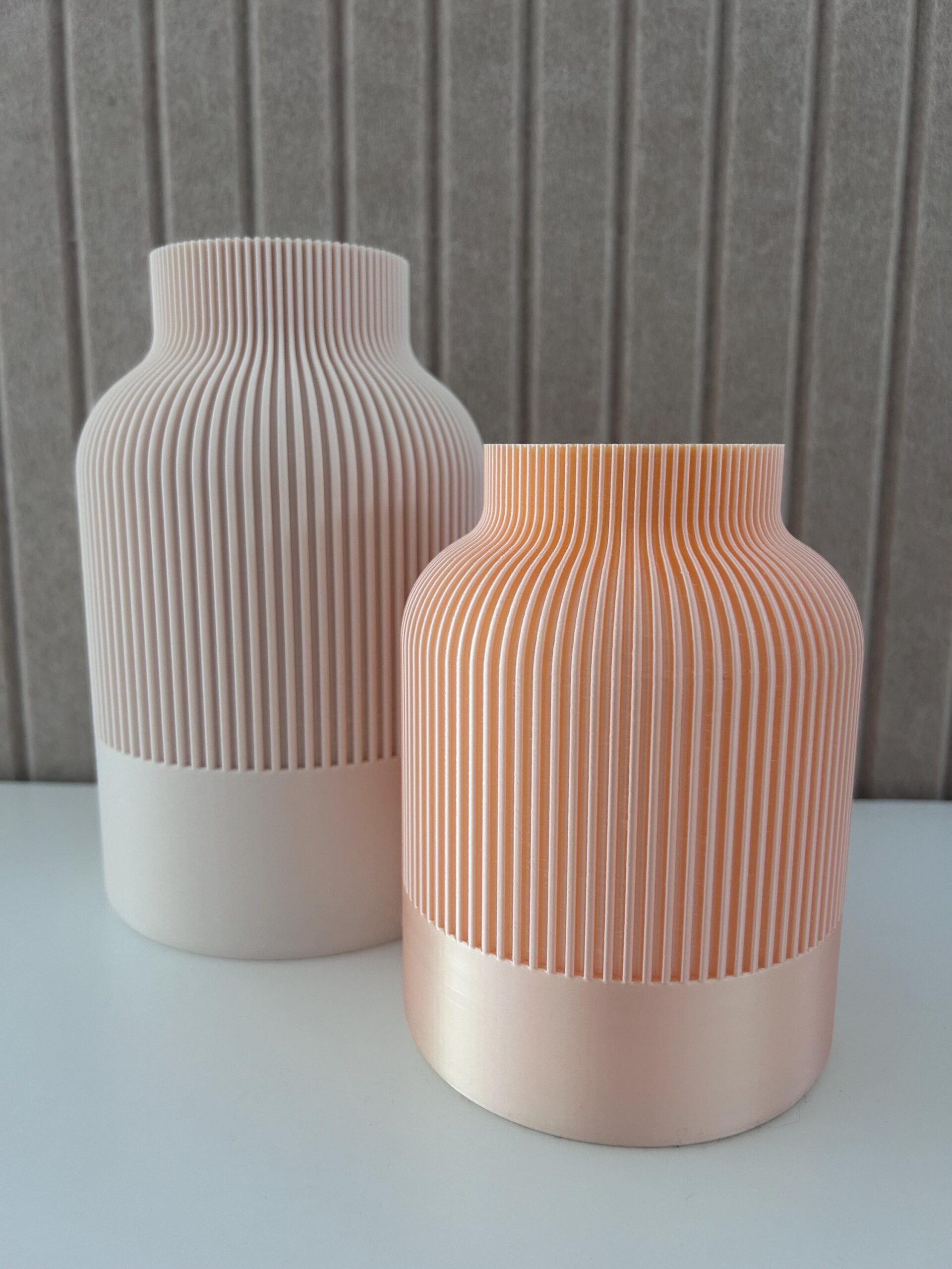 Zweifarbige geriffelte Design-Vase – Bild 8