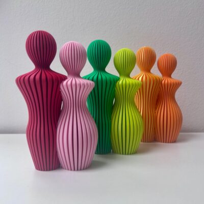 Abstrakte Paar-Figur aus dem 3D-Druck in Lila, Sakurapink, Grün, Hellgrün, Gold und Orange