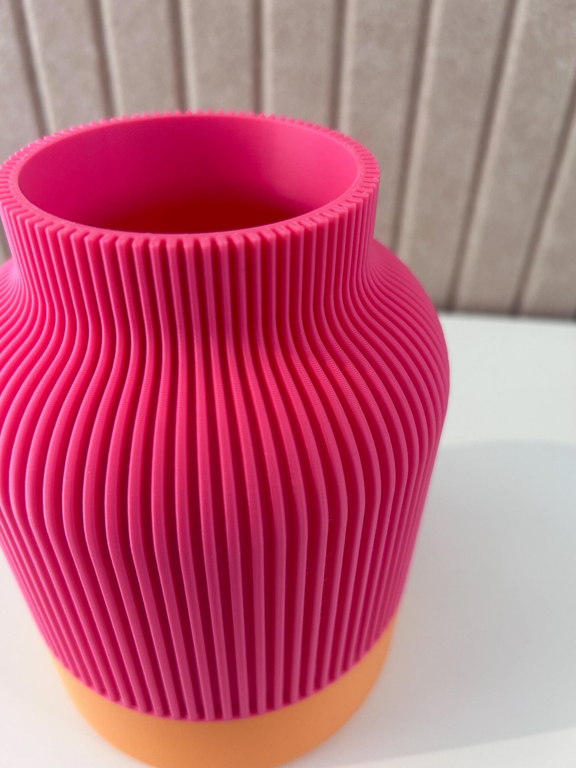 Zweifarbige geriffelte Design-Vase – Bild 6