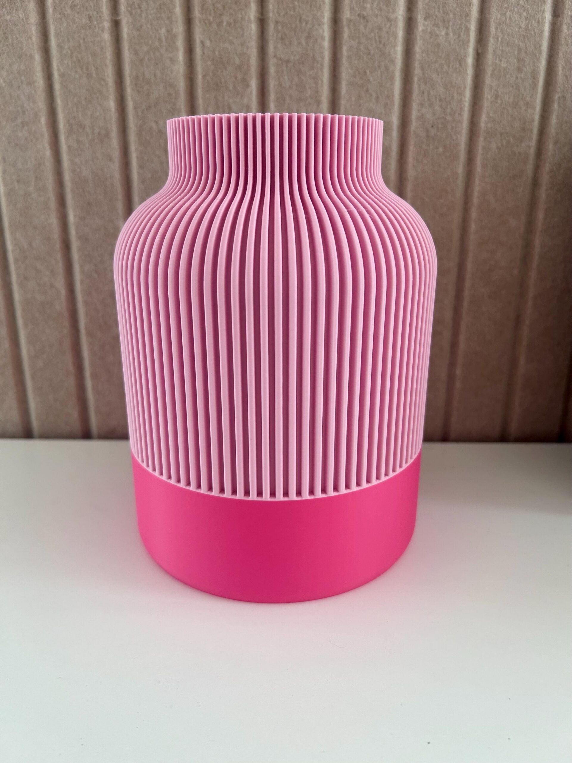 Zweifarbige geriffelte Design-Vase – Bild 2