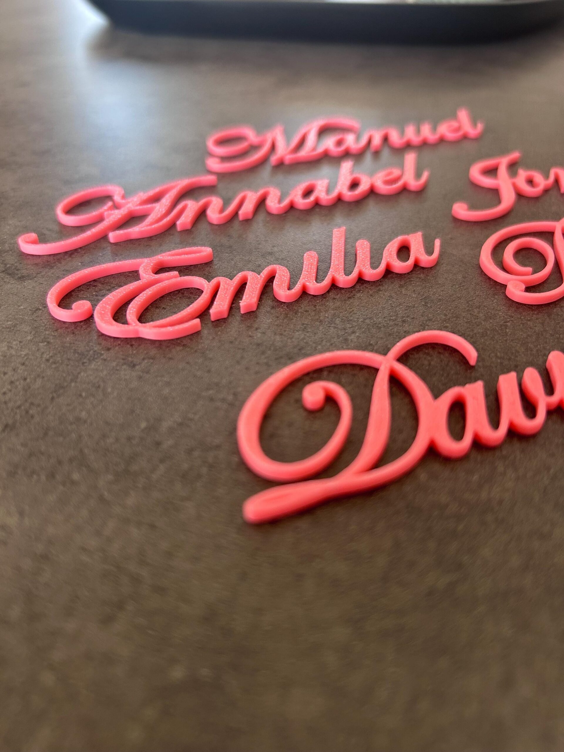 Verschnörkelte Namensschilder in Edwardian Script in Pink als Platzkarte