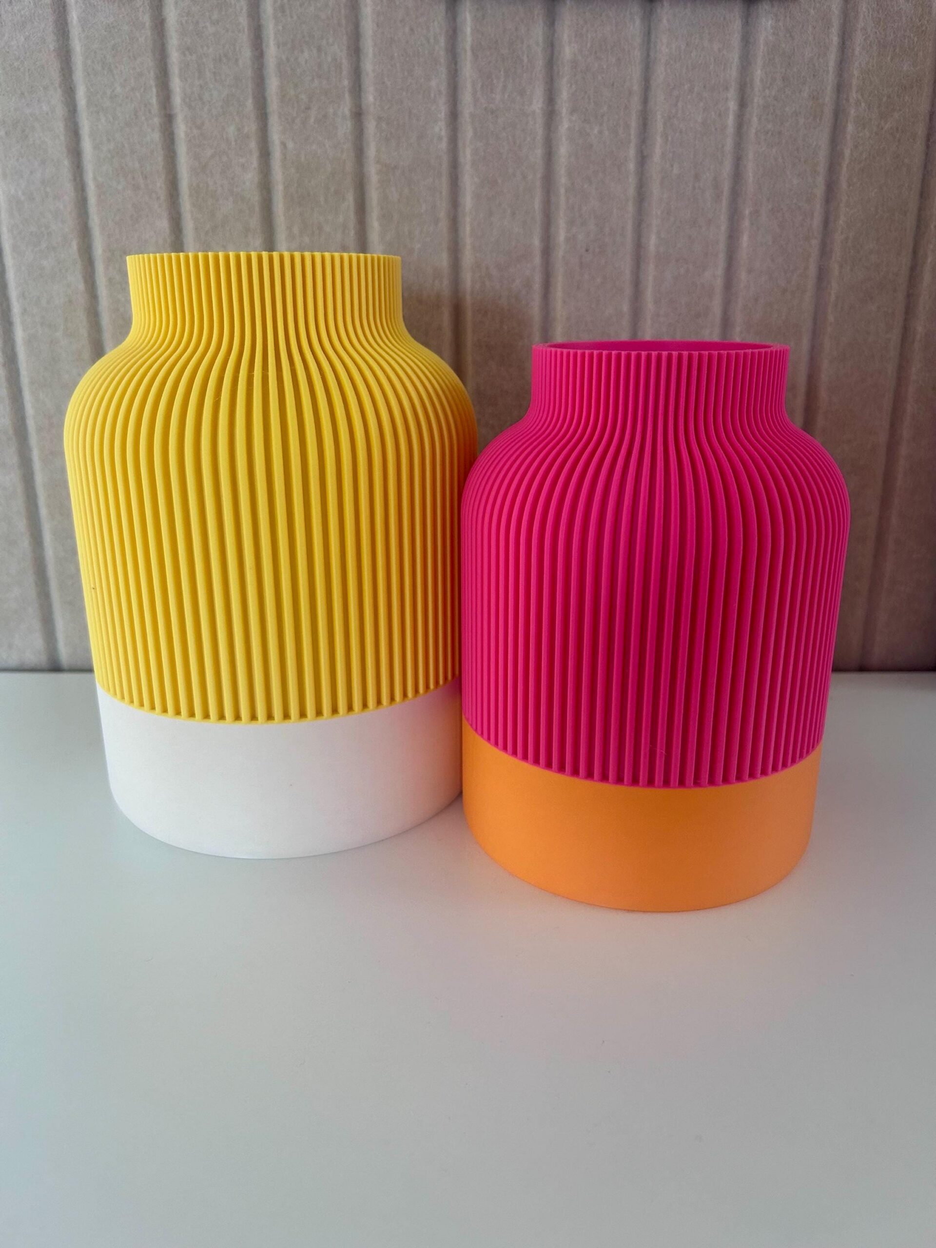 Zweifarbige geriffelte Design-Vase – Bild 4