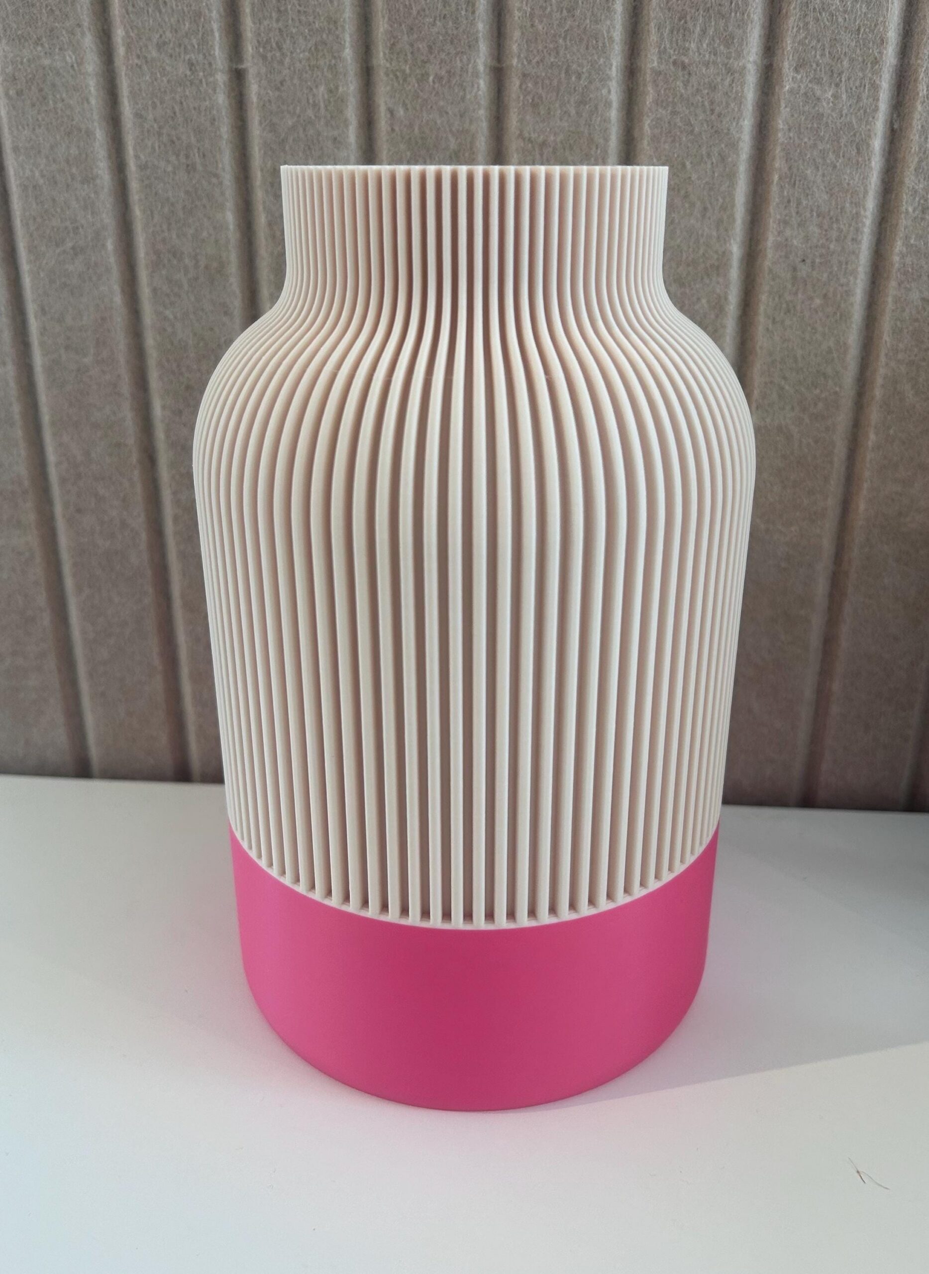 Zweifarbige geriffelte Design-Vase – Bild 3