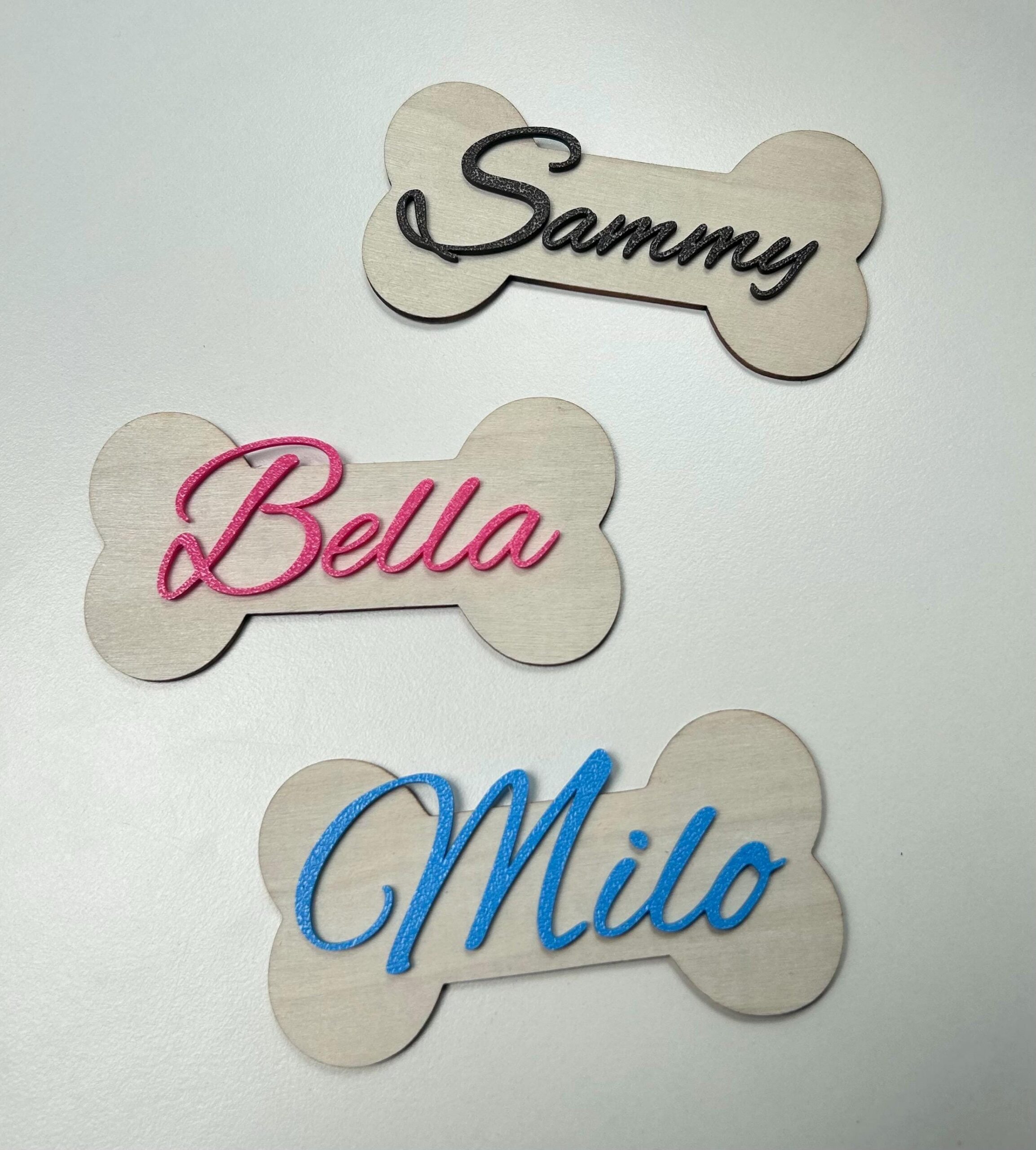 Personalisiertes Hundeschild aus Holz in Knochenform