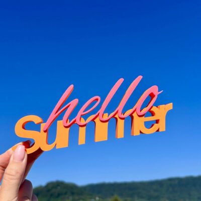 Zweifarbiger „Hello Summer“-Schriftzug