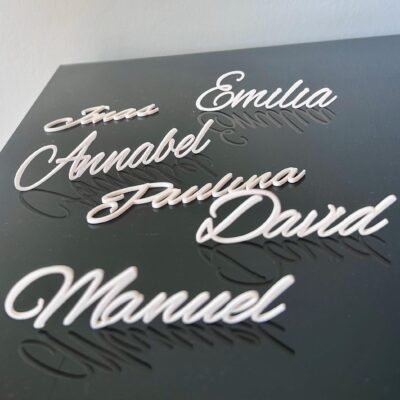 Personalisierte Namensschilder in Schreibschrift Alex Brush in Weiß