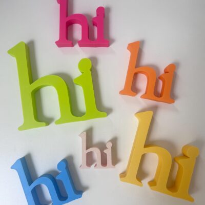 3D-Schriftzug „Hi" in den Farben Hot Pink, Hellgrün, Orange, Blau, Beige und Gelb